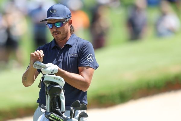 Fowler moves on from caddie in 'team decision'