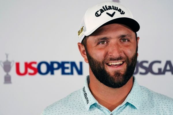 Hand trap: Kids run off with Rahm's ball on 18