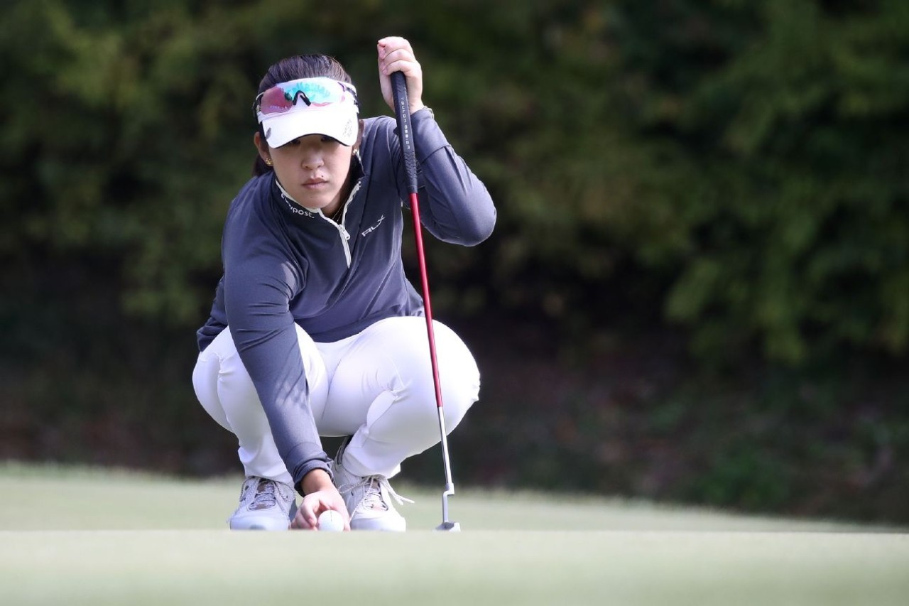 Lee shoots another 66, leads BMW Ladies by 2