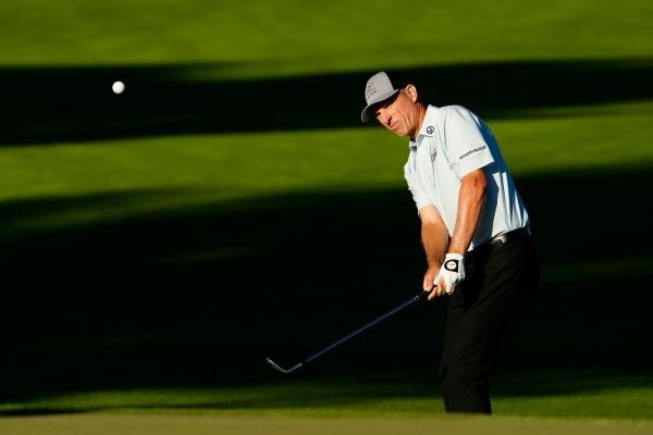 Alker shoots 65, shares Schwab Cup lead