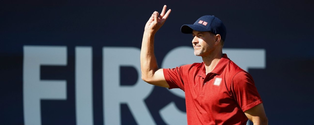 Scott charges to Australian Open co-lead