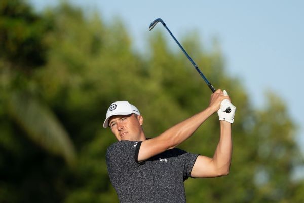 Spieth fires 64, tied with 2 others for Sony lead