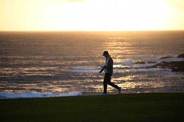 Rose has 2-shot lead at wind-delayed Pebble