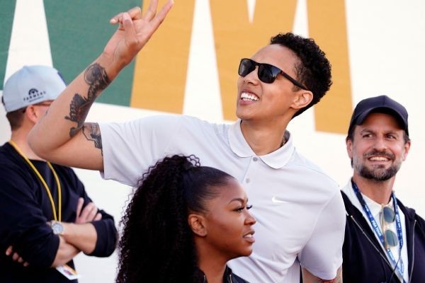 Griner joins big Saturday crowd at Phoenix Open