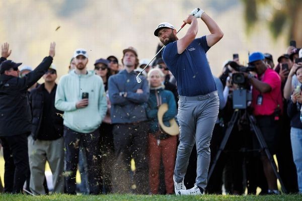 Rahm limits mistakes, takes 3-shot lead at Riviera