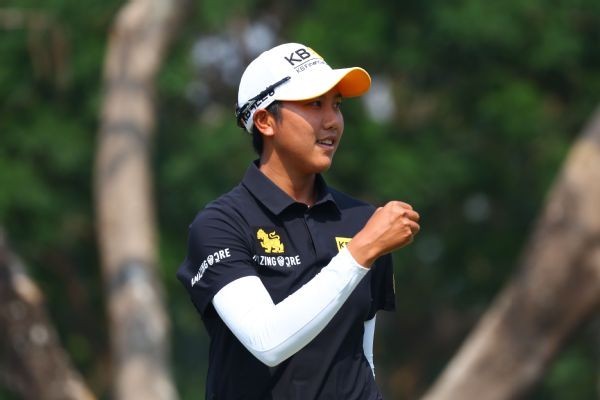 Vongtaveelap goes 4 shots clear in LPGA debut