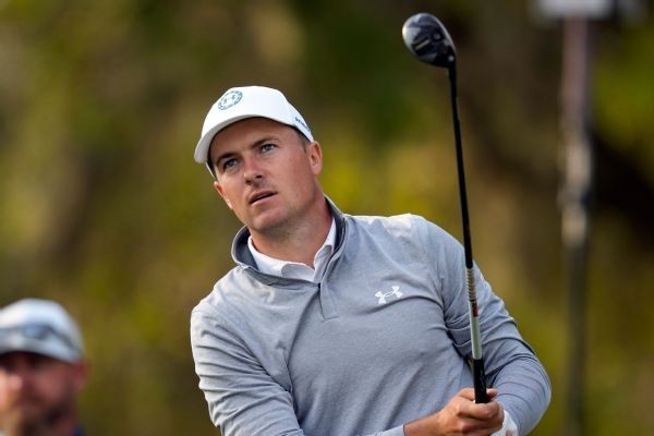 Spieth to make Players cut after 'lucky break'