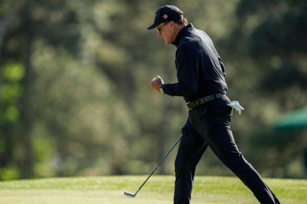 No 'fluke': Mickelson sizzles with 65 at Masters