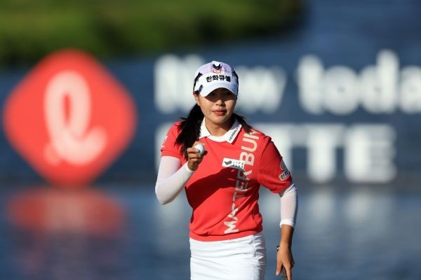 Sung holds 1-shot lead at LOTTE Championship