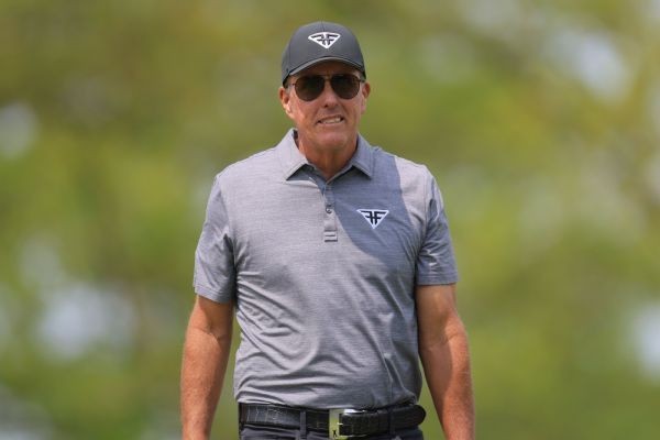 Rules official saves 'appreciative' Phil from penalty