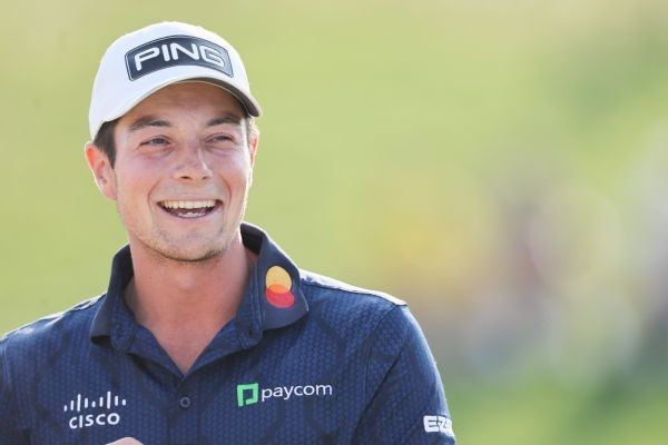 Champ to caddie: Hovland helps pal's Open bid