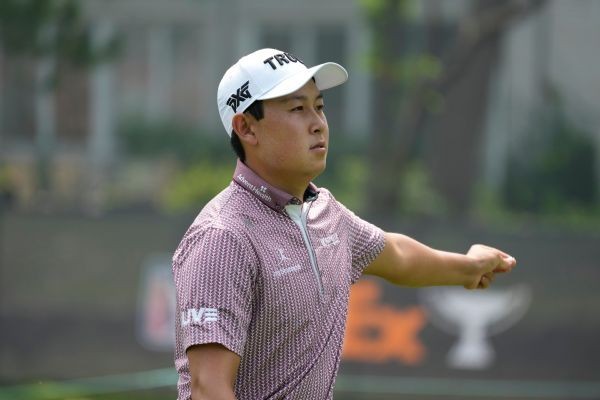 Wu sinks albatross, 1 back in Rocket Mortgage