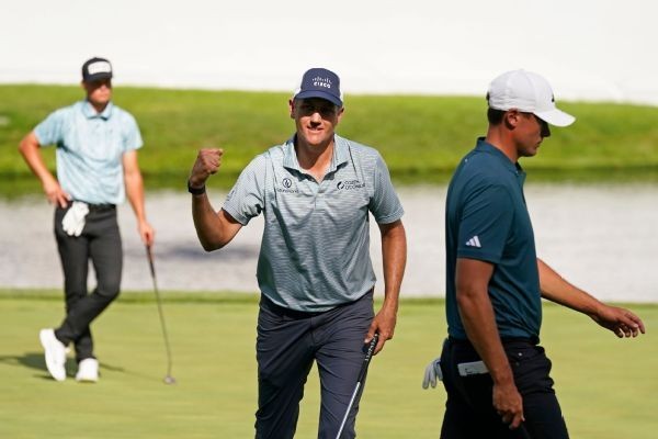 Todd holes gutsy par on 18, up 1 at John Deere