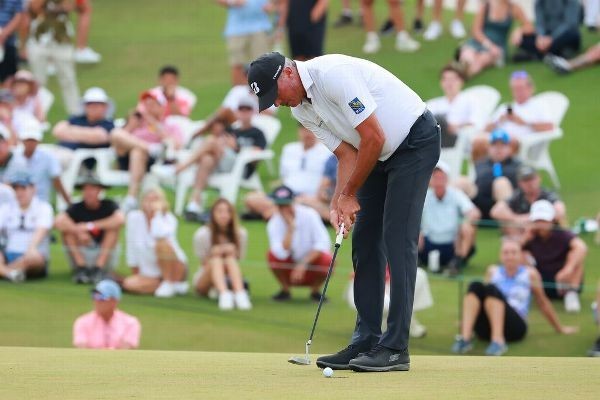 Kuchar blows 6-shot lead, falls into tie in Mexico