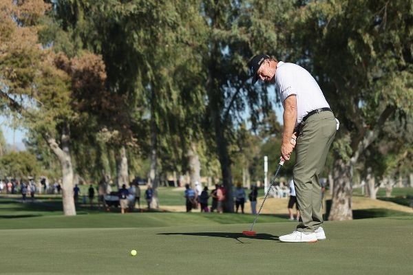 Els opens with 63 for 2-shot lead in Schwab Cup