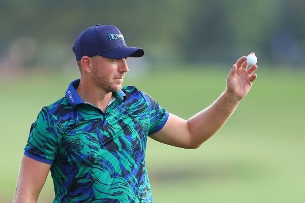 Wallace birdies back 9, ties European record