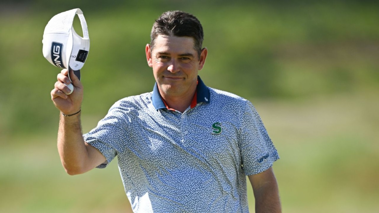 Oosthuizen leads Mauritius Open behind 3 eagles