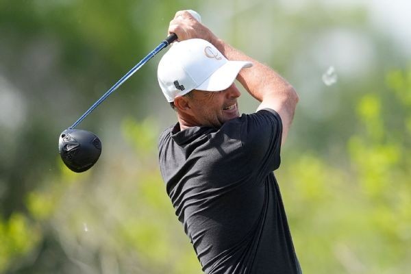 Bland fires 66, ahead by 1 shot at Senior PGA