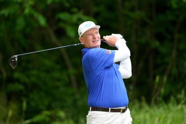 Els, Chalmers share 1-shot lead at Senior PGA