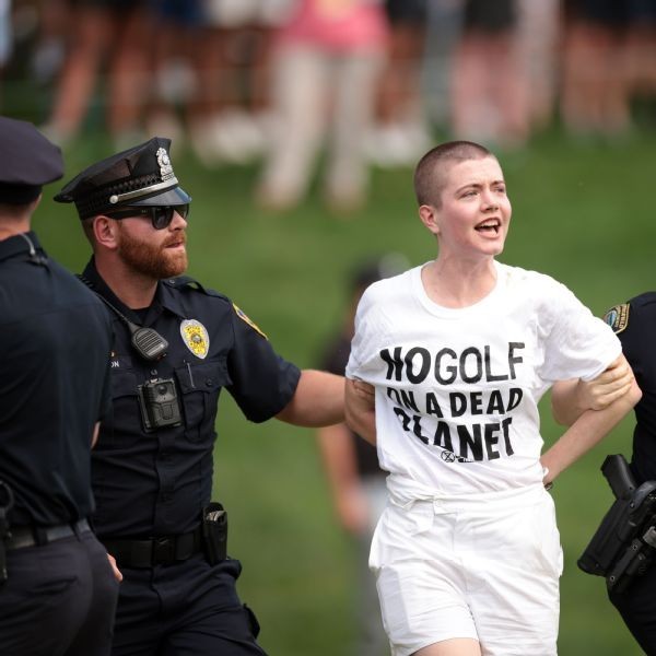 Protesters storm 18th green, delay Travelers