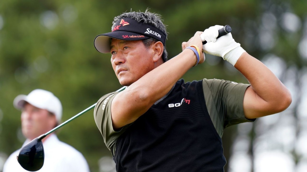 Choi recovers after stumbles, leads Senior Open